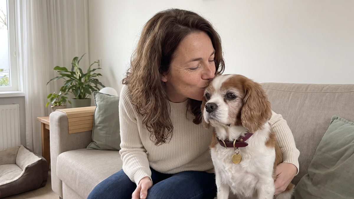 Sanne en Luna zitten opnieuw samen op dezelfde bank; Luna gaapt ontspannen dicht bij Sannes gezicht en Sanne blijft glimlachend dichtbij.
